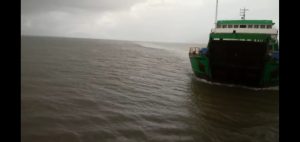 Ferry boats colidem e deixa passageiros em pânico