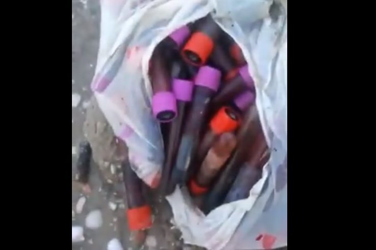 Vídeo: Frascos com sangue aparecem em praia de São José de Ribamar