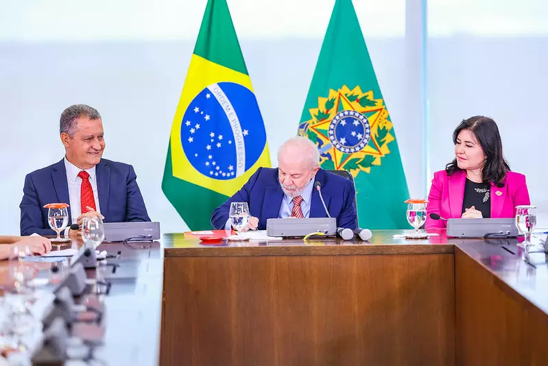 Com sanção de Lula, PT e PL levam R$ 1,5 bi do fundão eleitoral
