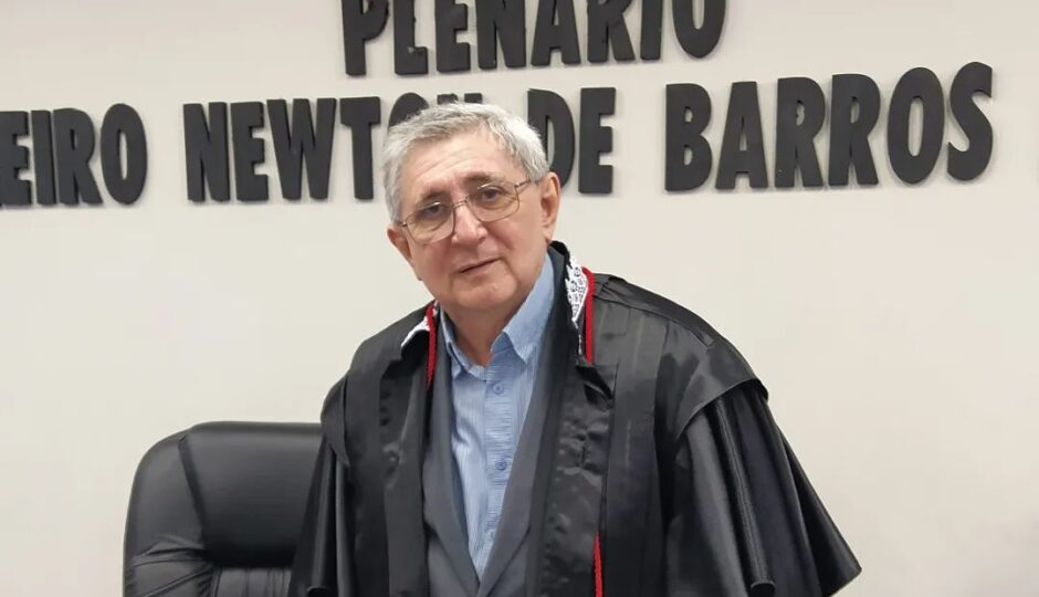 TCE: Washington Oliveira antecipa aposentadoria; advogado preenche vaga