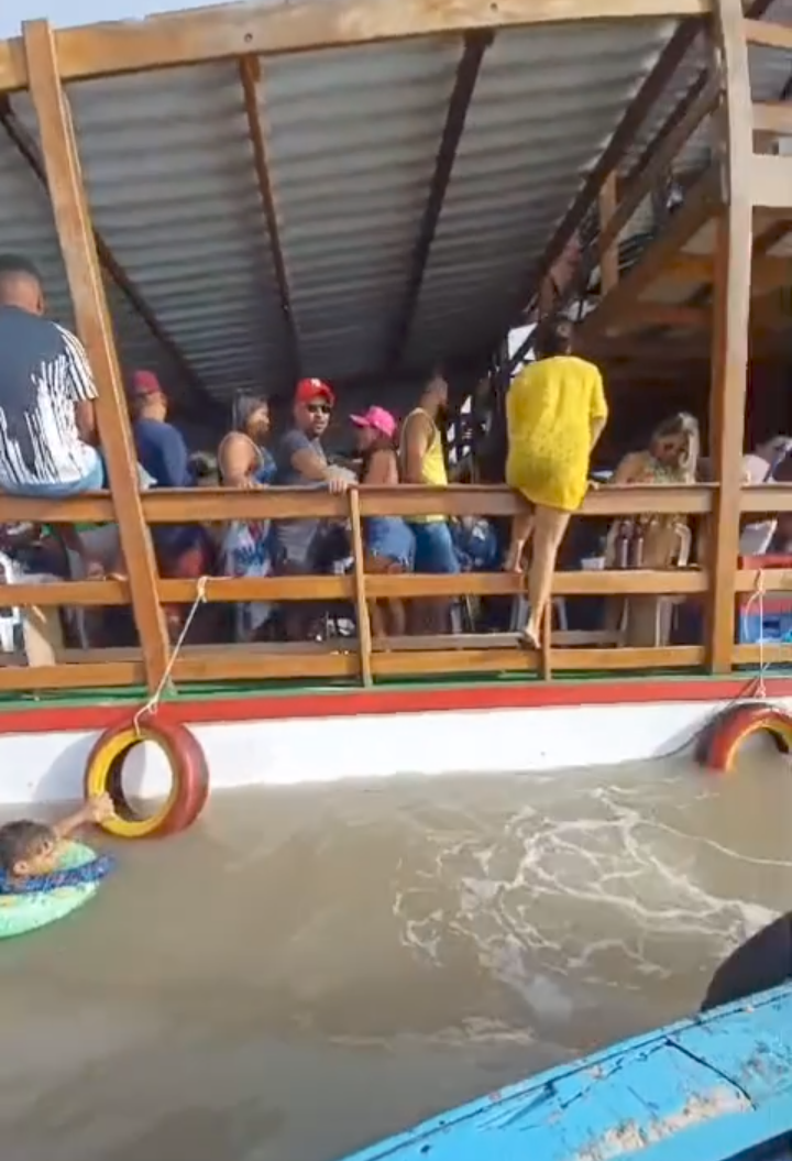 Vídeo: Bar flutuante afunda na Raposa